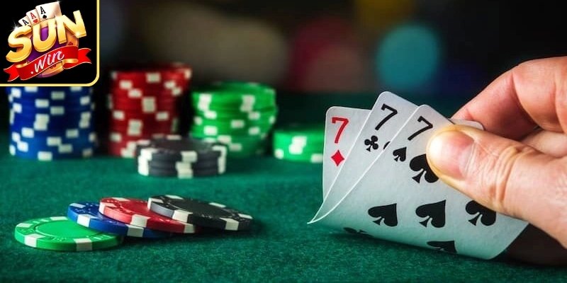 Quan sát biểu cảm để đoán sức mạnh bài
