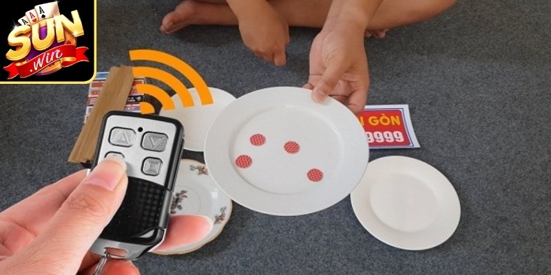 Xóc Đĩa Bịp - Nhận Biết Thủ Thuật Gian Lận Cùng Sunwin 3 Dùng các dụng cụ đã bị can thiệp